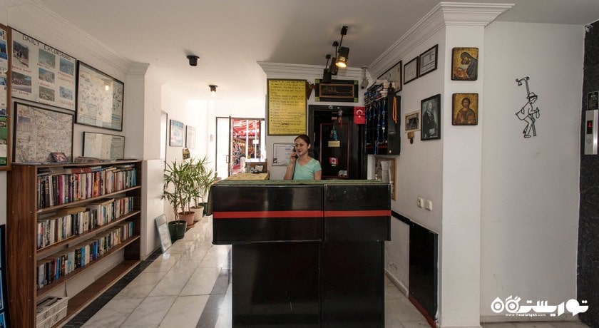 نمای میز پذیرش هتل